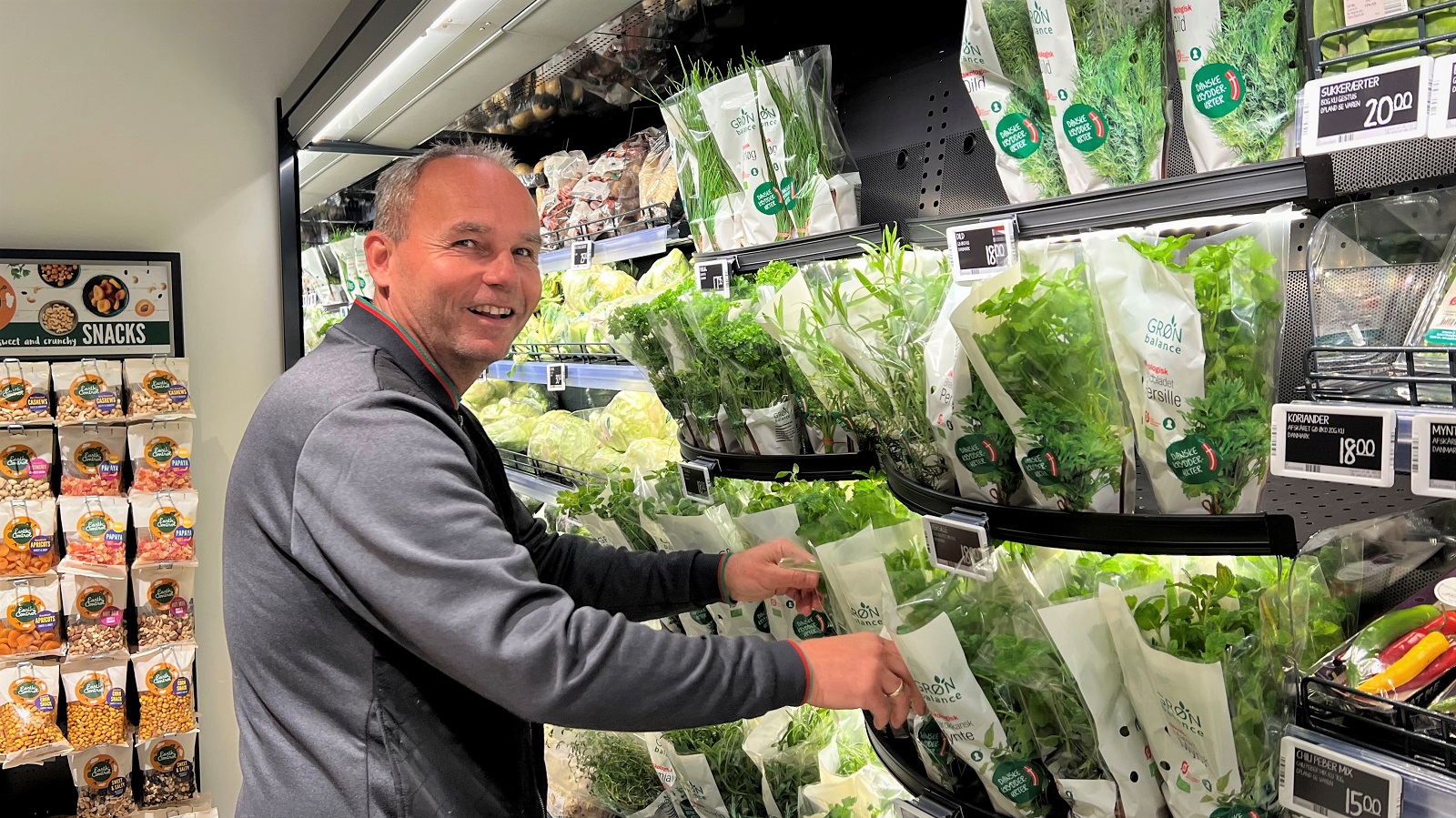 Henrik Købke i grøntafdelingen i ny Spar-butik