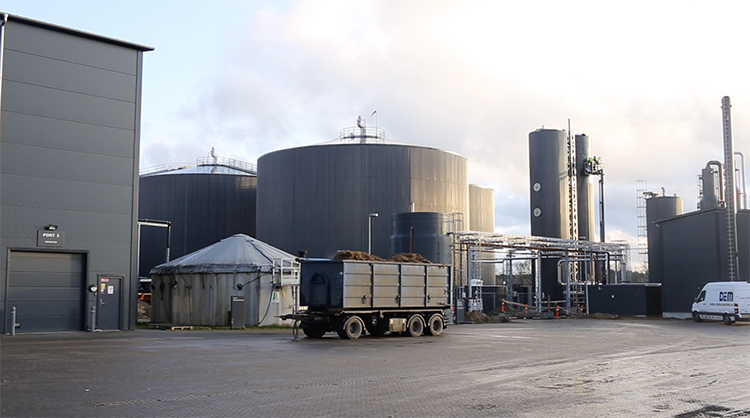 Biogasanlæg og vogn til transport af biomasse