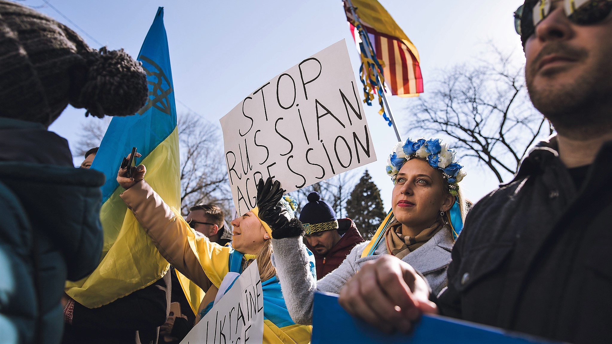 Demonstranter går på gaden mod krigen i Ukraine