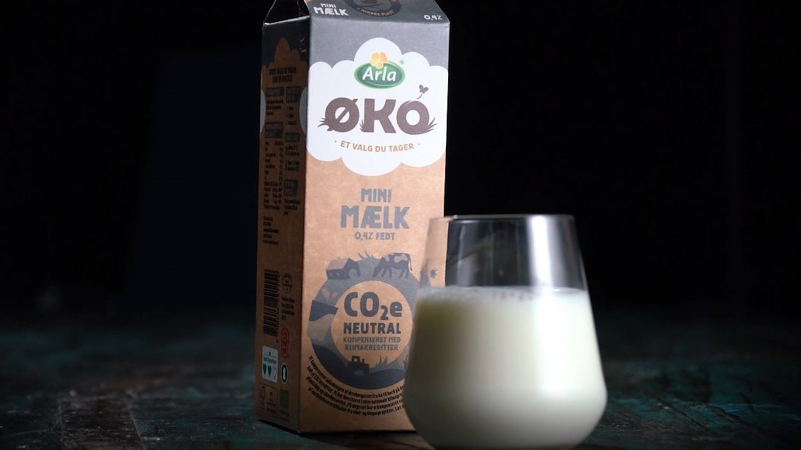 Et glas mælk med Arlas mælkekarton bag sig