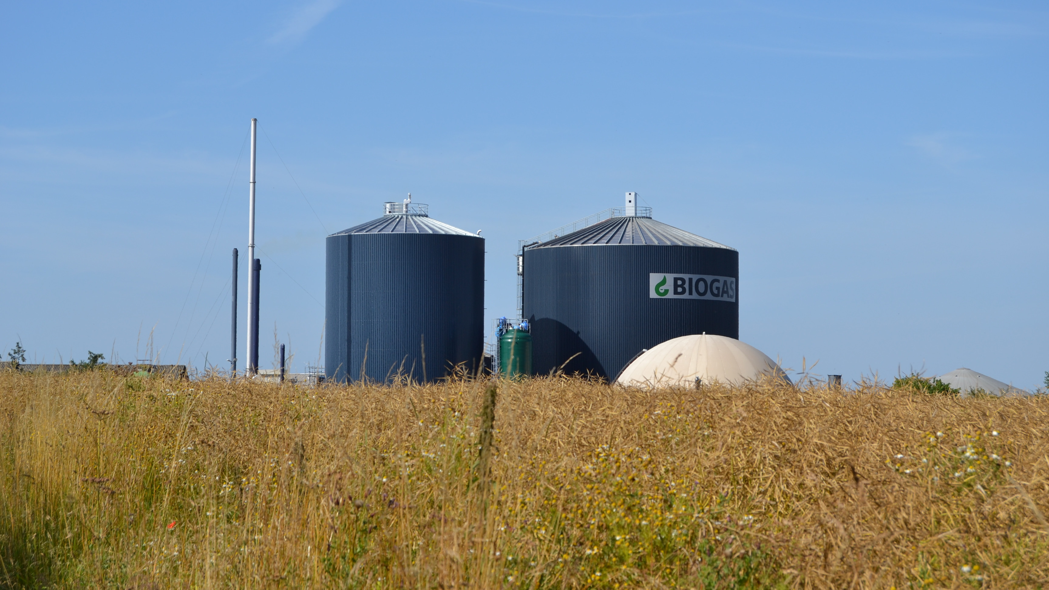 Et biogasanlæg på en mark.