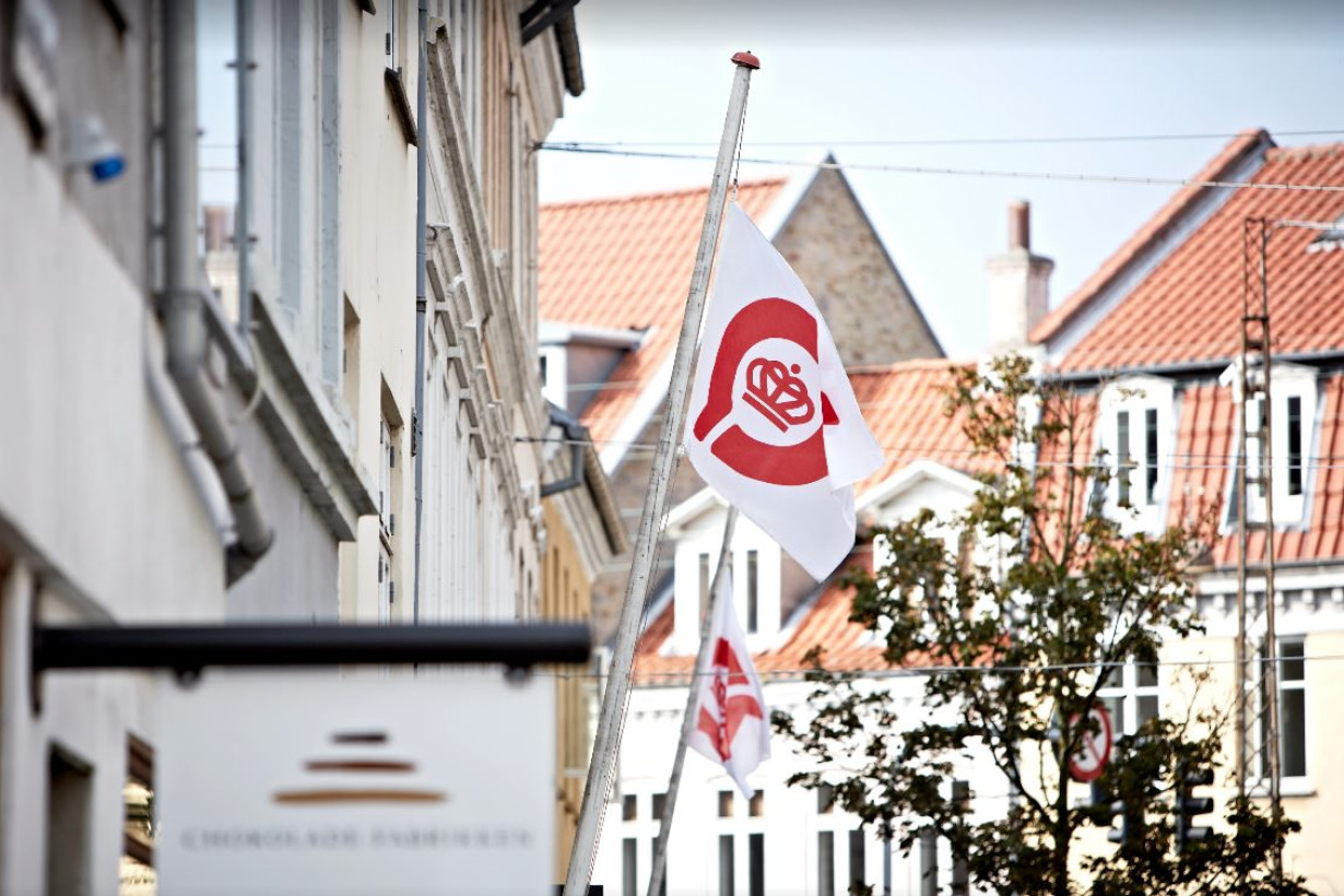 Et flag med Ø-mærket vajrer i Aarhus.
