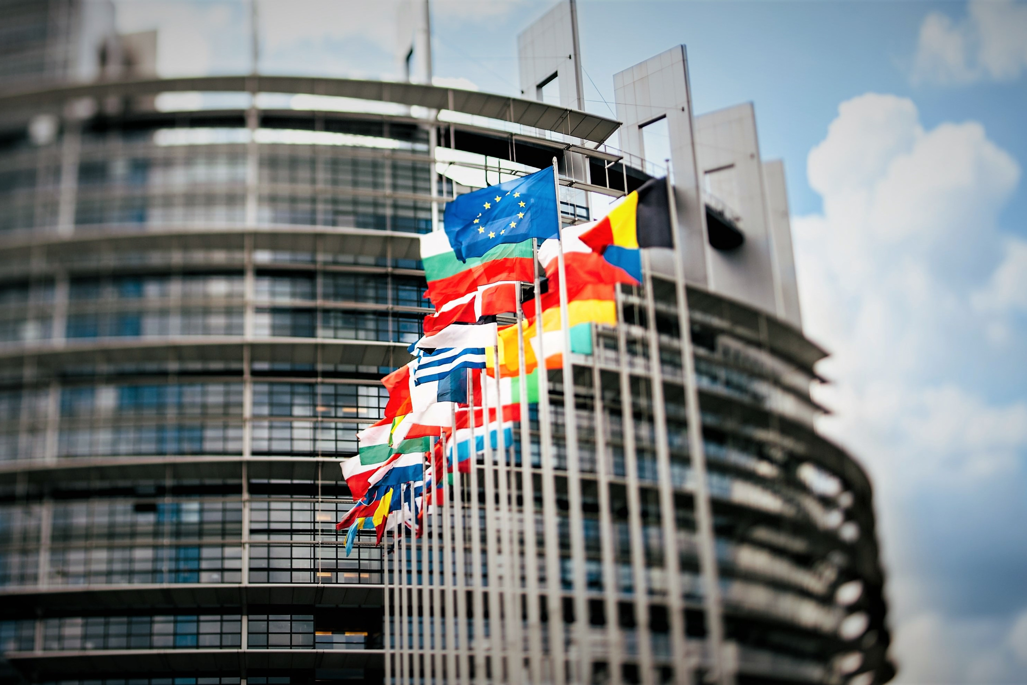Flag uden for EU-parlamentsbygningen