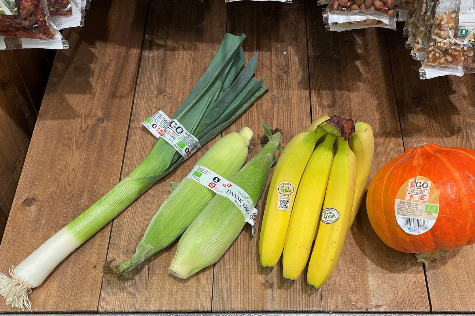 Grøntsager som er emballeret med klistermørke og mavebælte