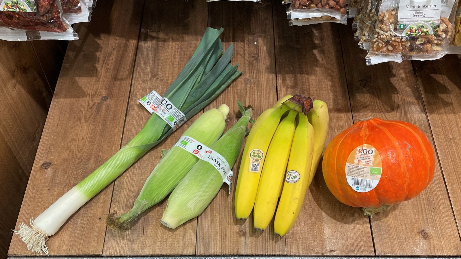 Grøntsager som er emballeret med klistermørke og mavebælte