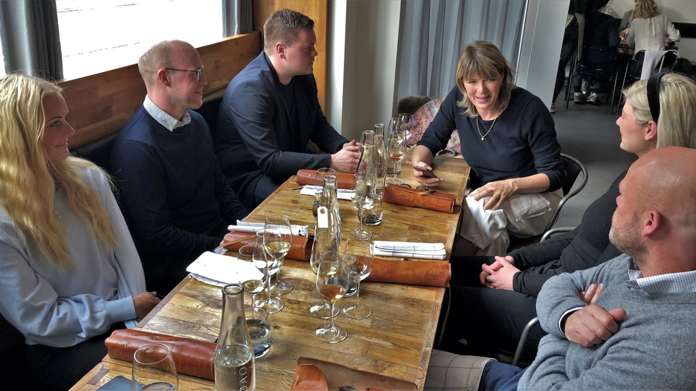 De fire nye influencers spiste på Restaurant Hærværk, hvor de havde selskab af Helle Borup Friberg (øverst t.h.), adm. direktør i Økologisk Landsforening, og projektleder Jens Peter Hermansen (nederst t.h.)