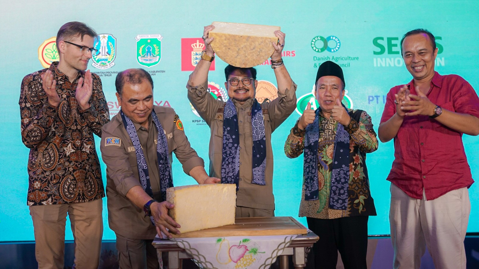 den indonesiske landbrugsminister, Syahrul Yasin Limpo osten over hovedet, som var det en pokal
