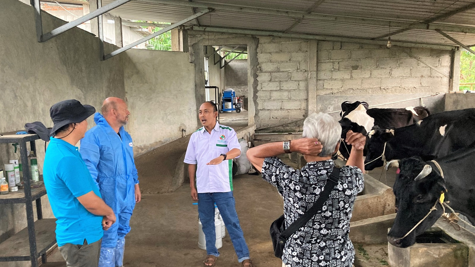 Sven Hermansen laver omlægningstjek hos indonesisk landmand med en af de større og mere moderne stalde, som, leverer mælk til mikromejeriet Mazaraat Artisan Cheese