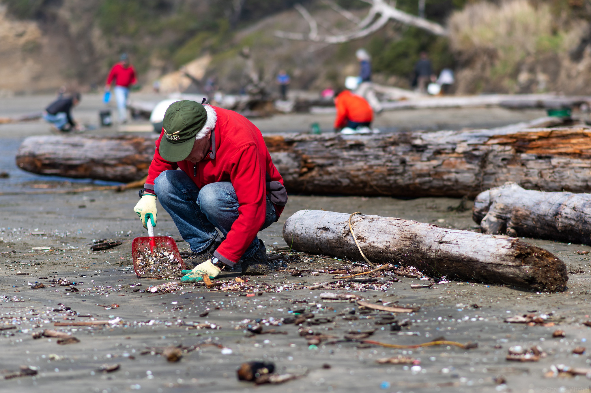 Mennesker fjerner affald på en strand