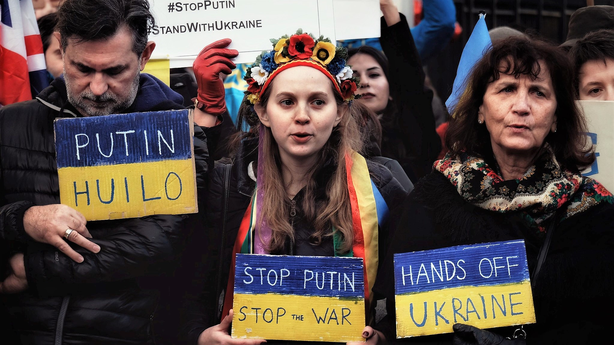 Demonstranter står med skilte, der protesterer mod krigen i Ukraine